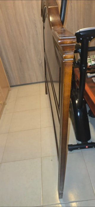 Cabecero de madera marrón