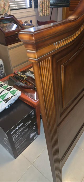 Cabecero de madera marrón