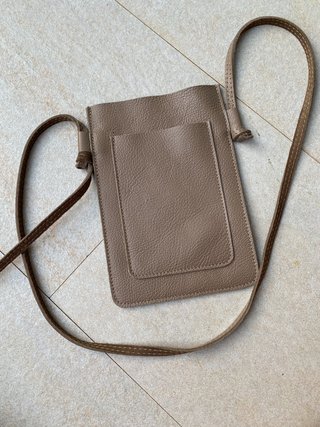 Bolso bandolera de piel topo minimalista