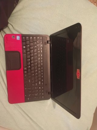 Portátil Toshiba Negro y Rojo