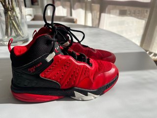 Zapatillas Baloncesto Rojas y Negras Force Lock 2.