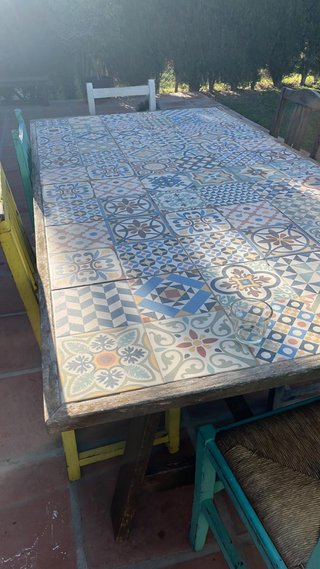 Mesa de jardín con azulejos y estructura de madera