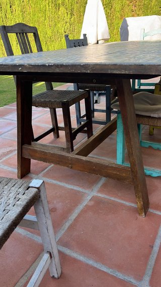 Mesa de jardín con azulejos y estructura de madera