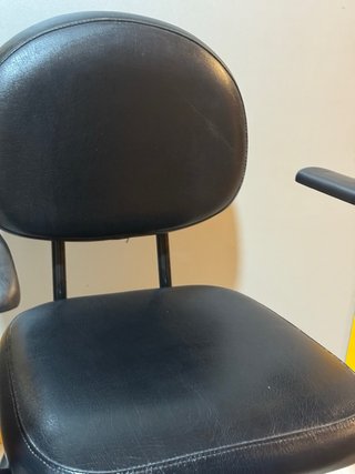 Silla de escritorio negra con apoya brazos