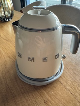 Hervidor de agua Smeg crema