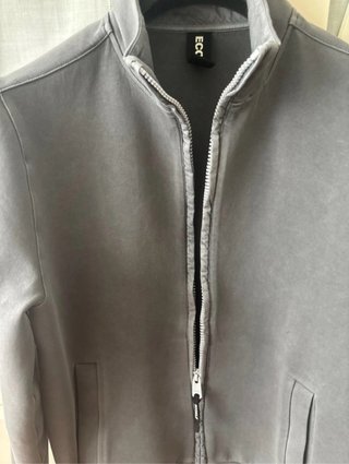 Chaqueta Ecoalf Neopreno con etiquetas