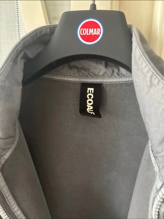 Chaqueta Ecoalf Neopreno con etiquetas