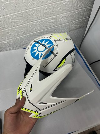 Casco de moto nuevo con accesorios