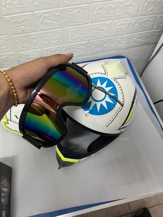 Casco de moto nuevo con accesorios
