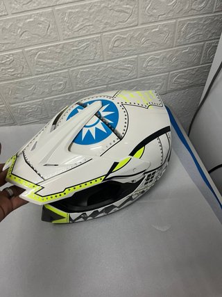 Casco de moto nuevo con accesorios