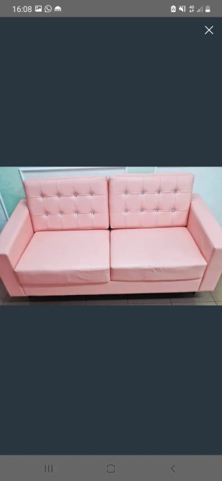Sofá rosa capitoné con diamantes