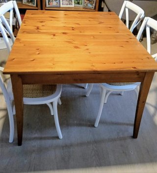Mesa de comedor de madera