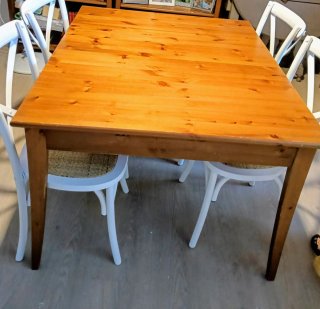 Mesa de comedor de madera