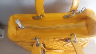 Bolso amarillo acolchado con asa y correa