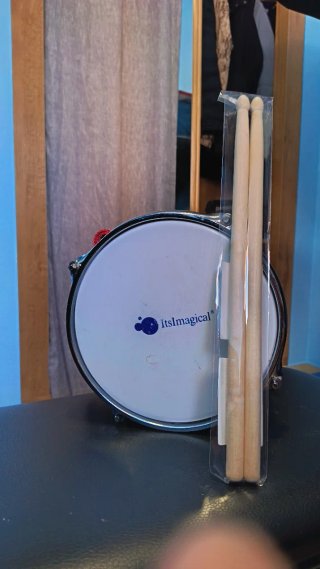 Tambor infantil ItsImagical con baquetas