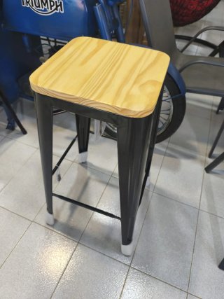 Taburete metálico con asiento de madera
