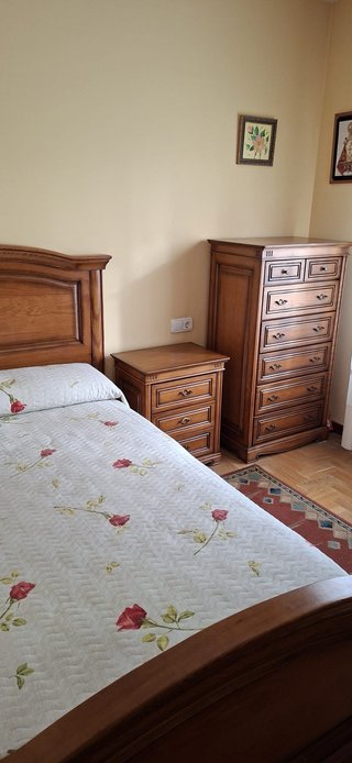 Cama, cómoda y mesita de madera maciza