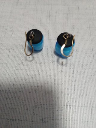 Pendientes colgantes azules y negros