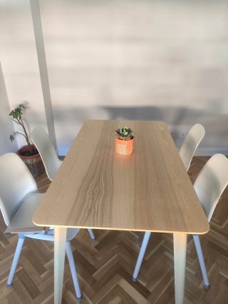 Mesa de comedor y 4 sillas
