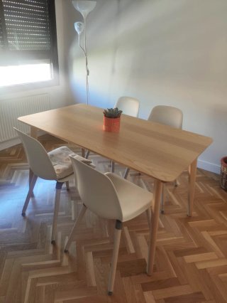 Mesa de comedor y 4 sillas