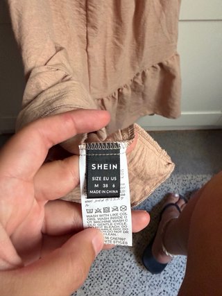Vestido corto SHEIN nude fruncido