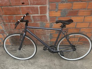 Bicicleta de carretera gris en lugo