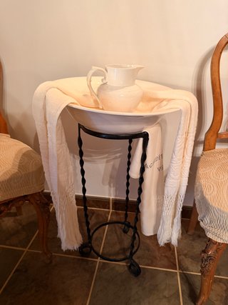 Lavabo rústico de época con jarra