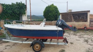 Casco de barco blanco y azul