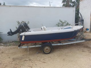 Casco de barco blanco y azul