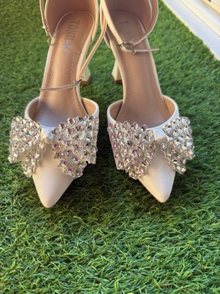 Sandalias de tacón blancas con pedrería