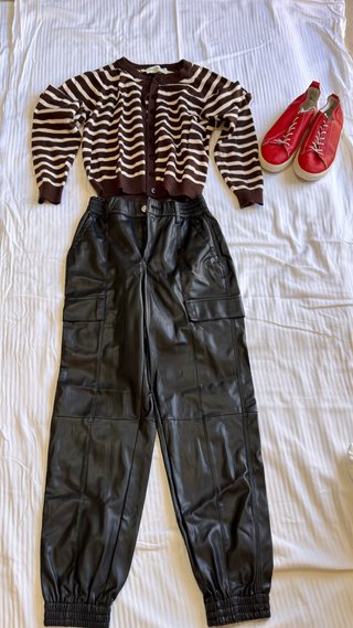 Pantalón cargo efecto piel negro