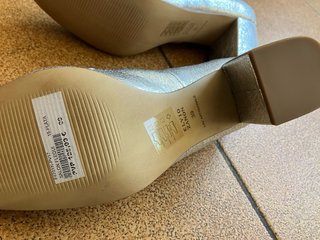 Zapatos de salón plateados con flecos