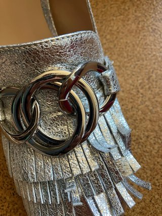 Zapatos de salón plateados con flecos