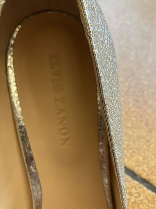 Zapatos de salón plateados con flecos