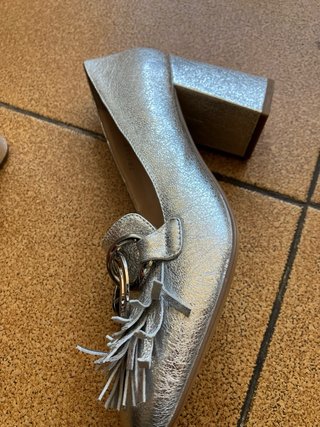 Zapatos de salón plateados con flecos