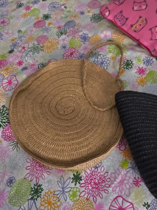 Bolsos de rafia beige y negro