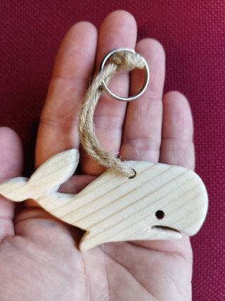 Portachiavi balena in legno