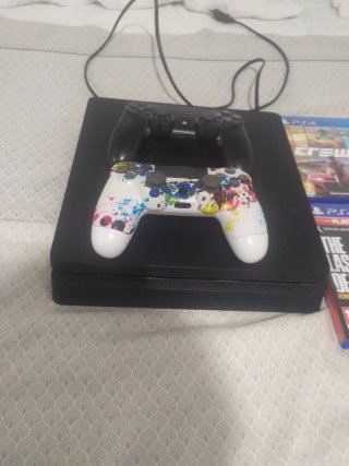 PS4 Slim 1TB + 5 Juegos + 2 Mandos