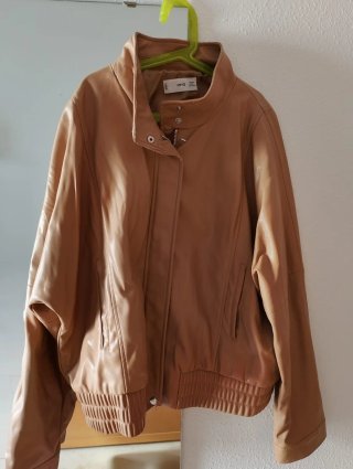 Cazadora Mango efecto piel marrón Talla L