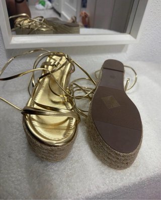 Sandalias cuña doradas y beige sin estrenar