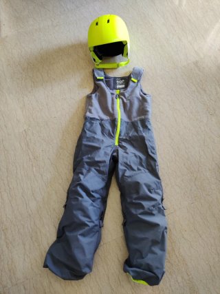 Mono y casco de esquí infantil
