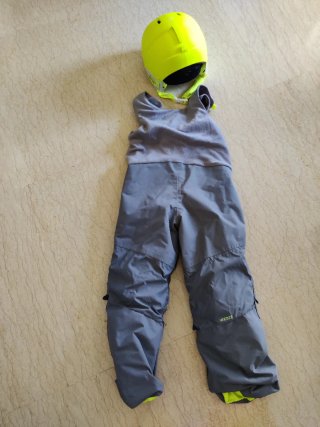 Mono y casco de esquí infantil