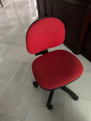 Silla de oficina roja y negra
