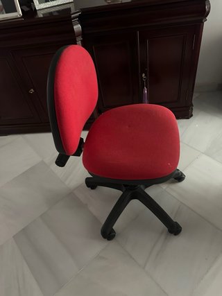 Silla de oficina roja y negra