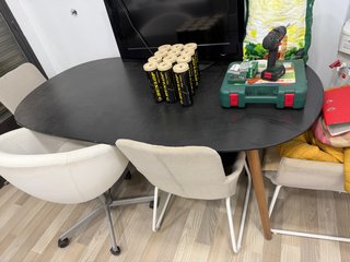 Mesa ovalada negra madera de 1,90 de largo .