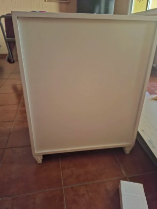 Mesita de noche blanca y dorada