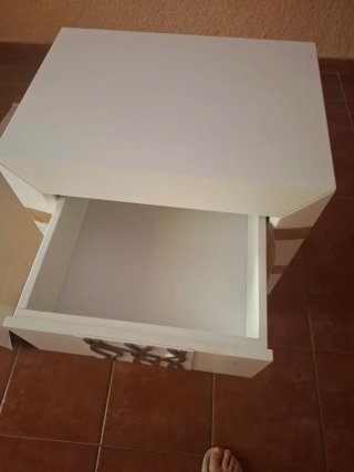 Mesita de noche blanca y dorada