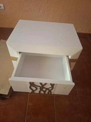 Mesita de noche blanca y dorada