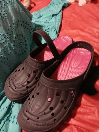 Zuecos Boaonda Negros y Rosas