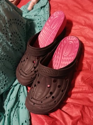 Zuecos Boaonda Negros y Rosas